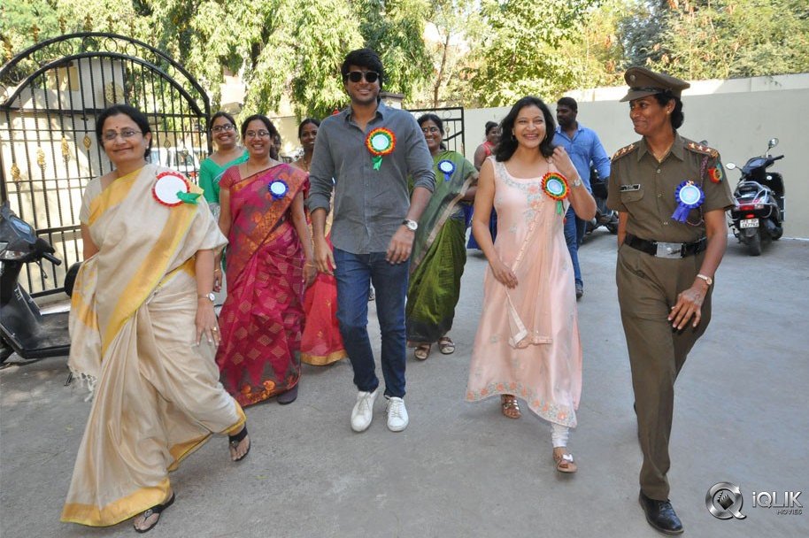 Manasuku-Nachindi-Movie-Team-At-Kasturba-Gandhi-College